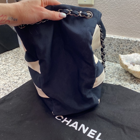 Auth. Chanel 2.55 Reissue Black & White Tote Bag - Picture 17 of 17
